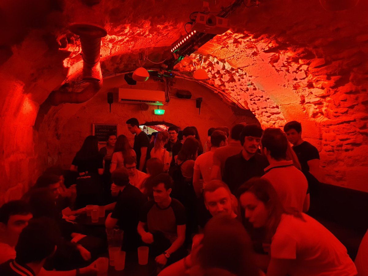 Merci à <a href="/JuniorsIDF/">JIDF</a> et aux Juniors organisatrices pour cet afterwork post-#CNE2019 ! Ce fut l'occasion de nous remémorer les meilleurs moments passés entre Junior-Entrepreneurs lors de ce 100ème congrès. #WeAreJE #VieAssoECE #50AnsJE