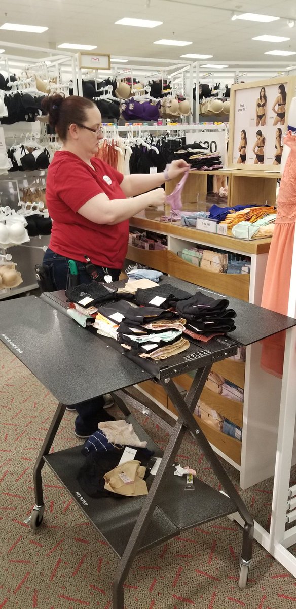 tsearl72's tweet photo. Tracey hard at work keeping up standards. Looking good. Ready for shopping! #standards #T2017 #WorkSomewhereYou #projectlace https://t.co/snOhtKAXzC