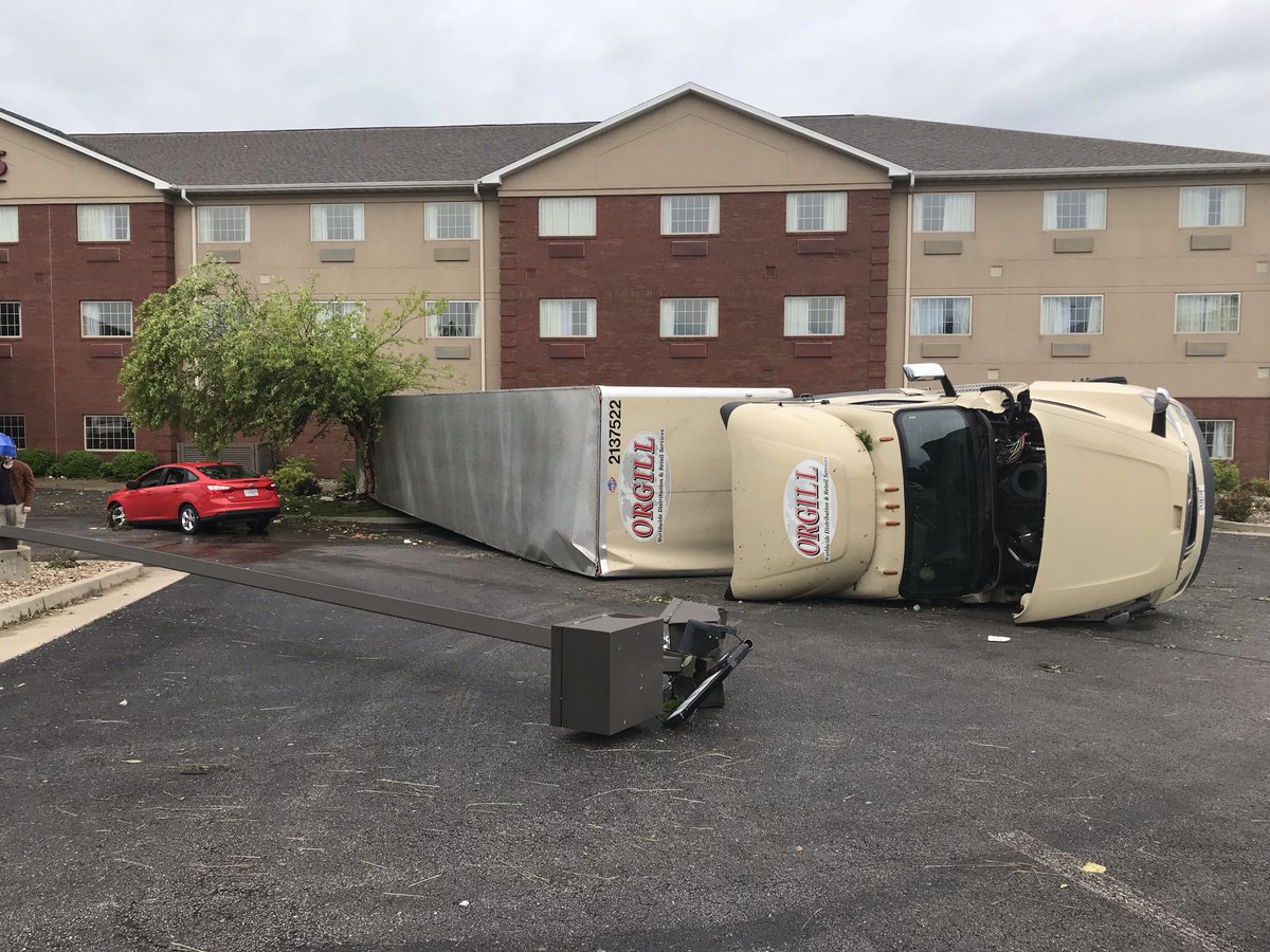 MSHPTrooperC's tweet photo. Here are a few photos of the tornado destruction in Jefferson City.  These were taken at the Best Western off Christy Drive near HWY 54. #MoWx https://t.co/5Pkkj07TEY