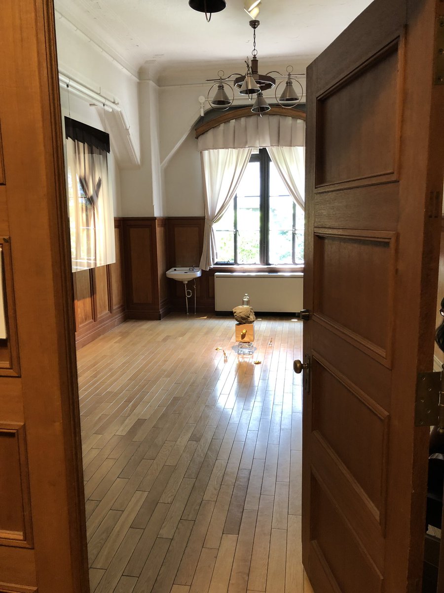 ugasu's tweet image. 京都芸術センター「セレブレーション」展。松田壯統さん「イリヤ 存在の彼方へ」レヴィナスの他者のもどかしい（カーテン越しの）顕われを不在の花や金色の包み紙や鏡によって旧い応接室の中に痕跡づけ、鮮烈な体験だった（ネタバレしない程度の写真を。ステートメントも先に読まない方がいいのかも）