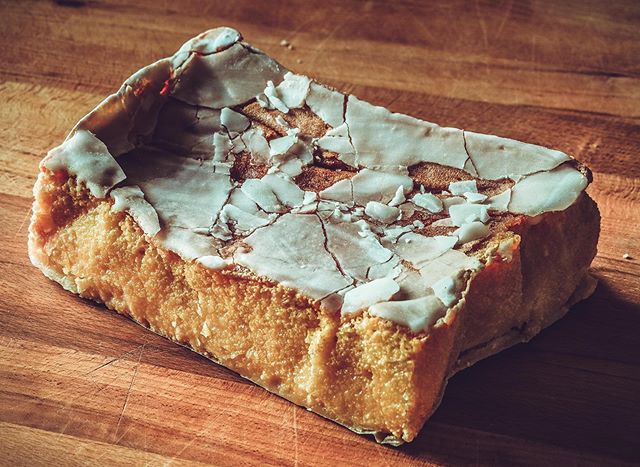 AmassCook's tweet photo. Bolinhol, a unique sponge cake from Vizela, that is covered in a crispy sugar frosting which adds a layer of sweetness to the soft and eggy crumb. 
________
Viva o Bolinhol, este pão-de-ló fofo e crocante. Vale a pena uma passagem por Vizela para o prova… https://t.co/4dg3iUCqZ3 https://t.co/PYxHMaKIXT