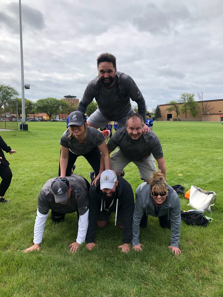 CashWa_Fargo's tweet photo. Human pyramid #fmwfcorpcup #foodservicesofamerica https://t.co/fRsw5CfXT3