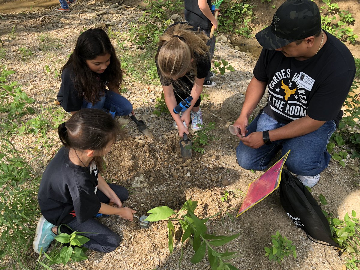 evelynbkane's tweet photo. #HatfieldElem #firsties had a fun day playing in the Soil Lab at the #OLC today! Thank you @OutdoorAmy! @Hatfieldcougars https://t.co/ot7ODria8P