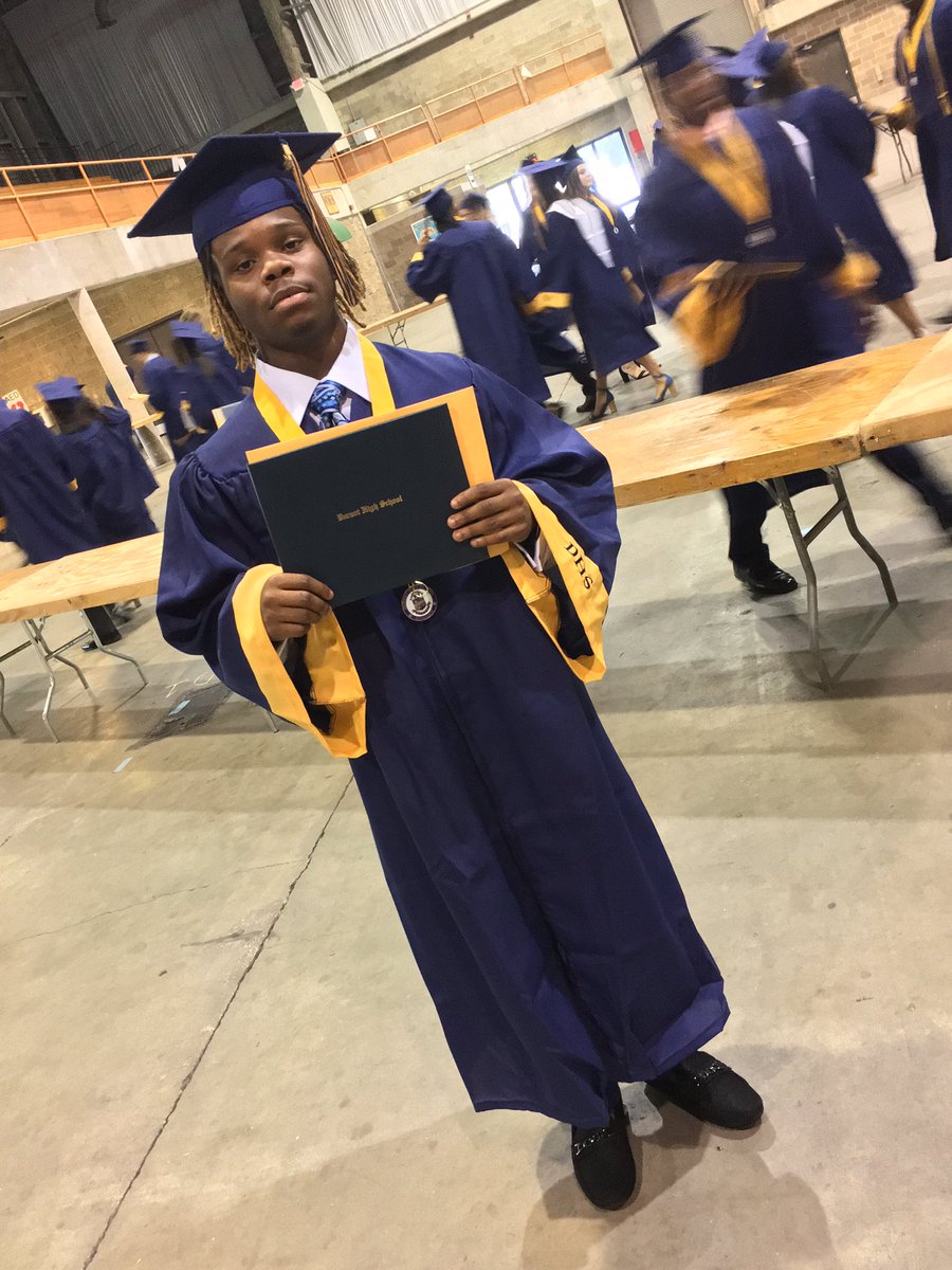 DonnaldWilliam1's tweet photo. First In my family to graduate high school🤟🏿 https://t.co/O1MYV3K4Xl