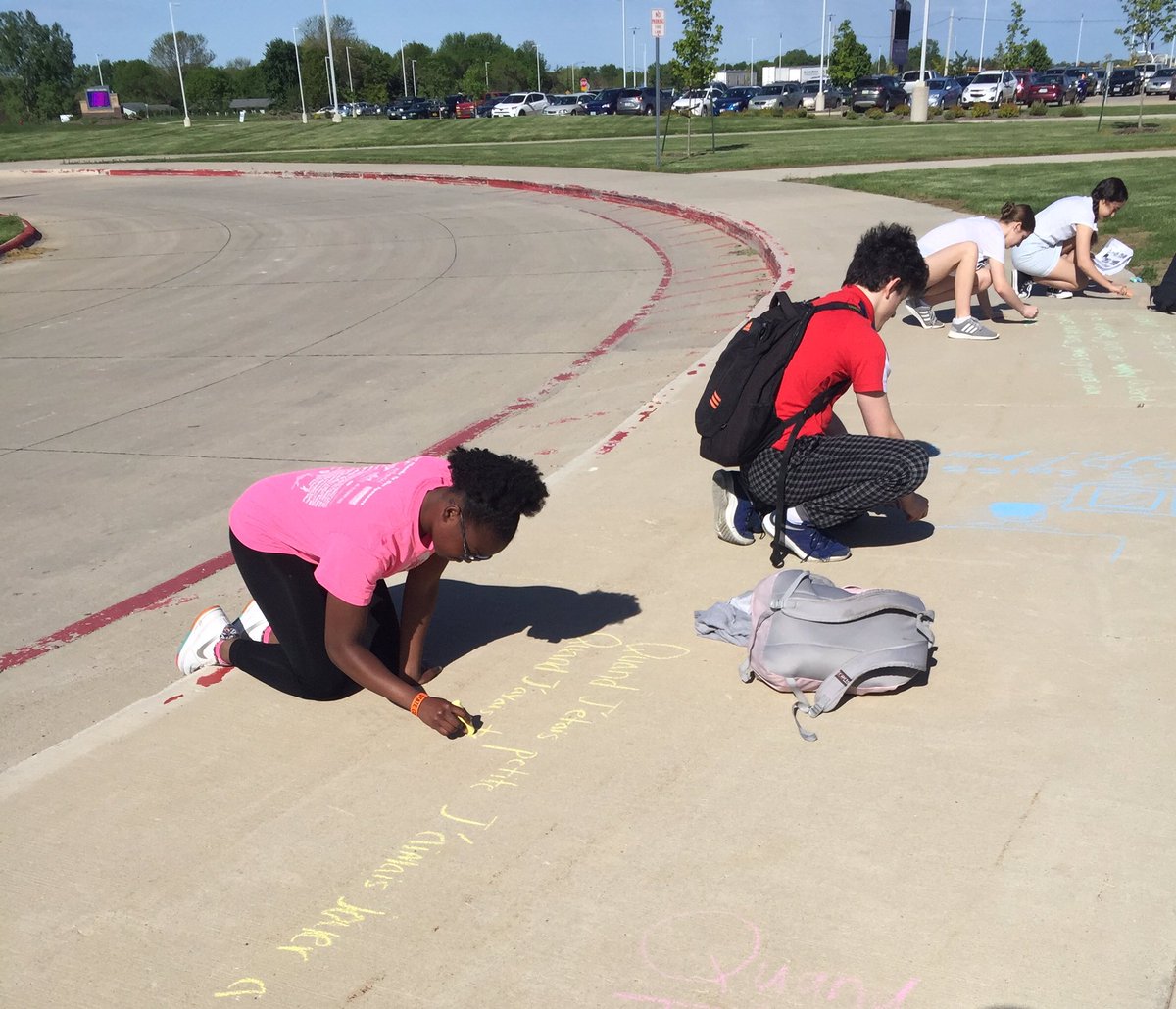 mswiesley's tweet photo. French 2 reviewing outside in the sunshine this morning 🇫🇷@LibertyHS_Kibby @ColbertJust https://t.co/Yr5oAnabBm