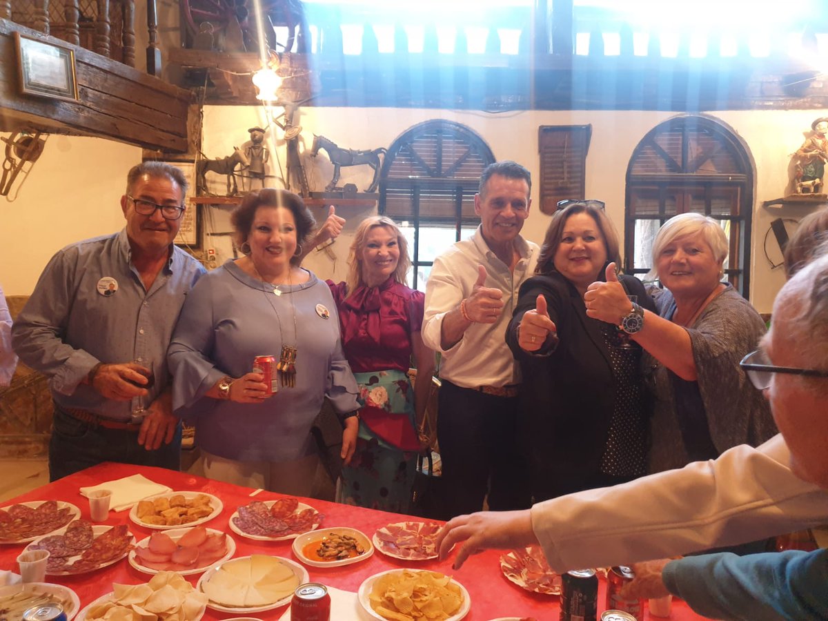 Carol21_A's tweet photo. Mil graciasss a mi amigo @pepegamarra1 por acompañarnos en este acto de campaña @populares Villamuelas.
#26mayo #CuantaAtras #FelizYo https://t.co/A6qC8NuwpI
