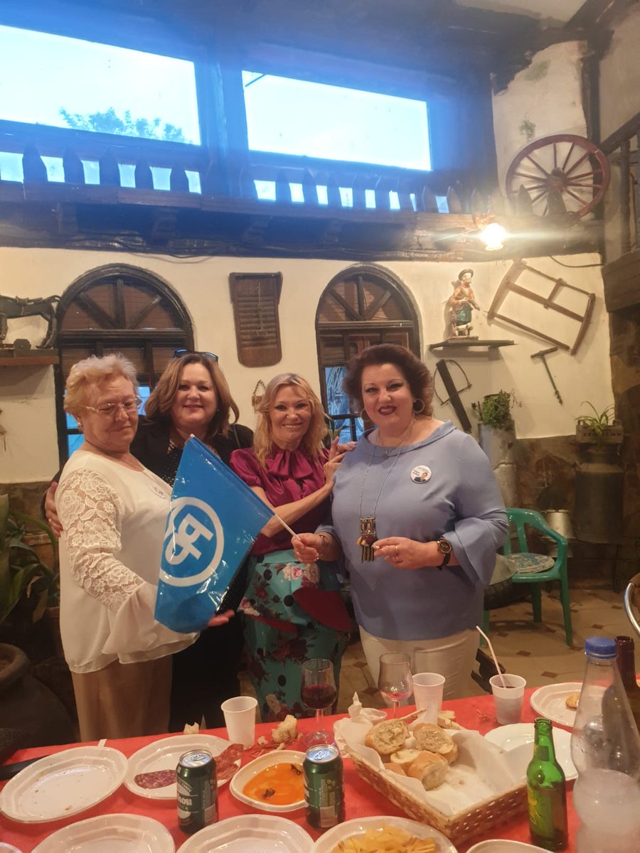 Carol21_A's tweet photo. Mil graciasss a mi amigo @pepegamarra1 por acompañarnos en este acto de campaña @populares Villamuelas.
#26mayo #CuantaAtras #FelizYo https://t.co/A6qC8NuwpI