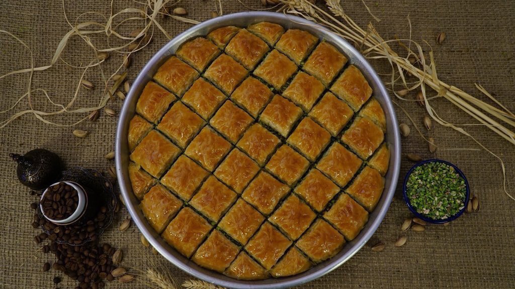 🍯 EN TATLI ÇEKİLİŞ

🎁 1 Haziran’a kadar bu tweeti RT yapıp hesabımızı takip eden 3 kişiye, dünyanın dört bir yanına gönderdiğimiz fıstıklı baklavamızdan birer kg hediye.

🌐 Online sipariş için: baklavacimehmetyildirim.com