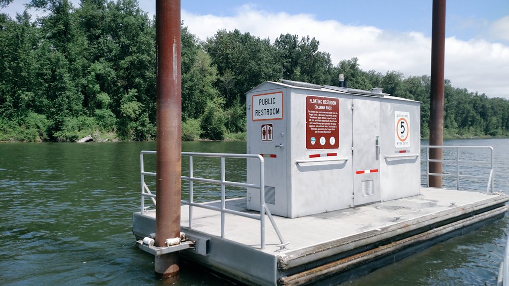 East_JennyL's tweet image. It was a great day on the Columbia River with @ORStateParks staff as they got the floating restroom ready for boaters and fishermen. Thanks for all you do to help keep waste out of our waterways. #pollutionprevention #boating #fishing #boatoregon #water
