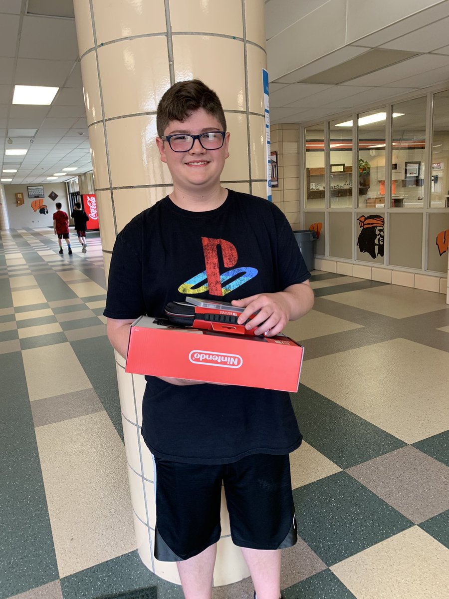 WMS_Apaches's tweet photo. Congrats Carter on scoring the Nintendo Switch as the grand prize winner from the WMS Count Me In program. It pays to not miss any school! #jealous #TheApaceWay #WeAreWabash https://t.co/TiLlCLaPIR