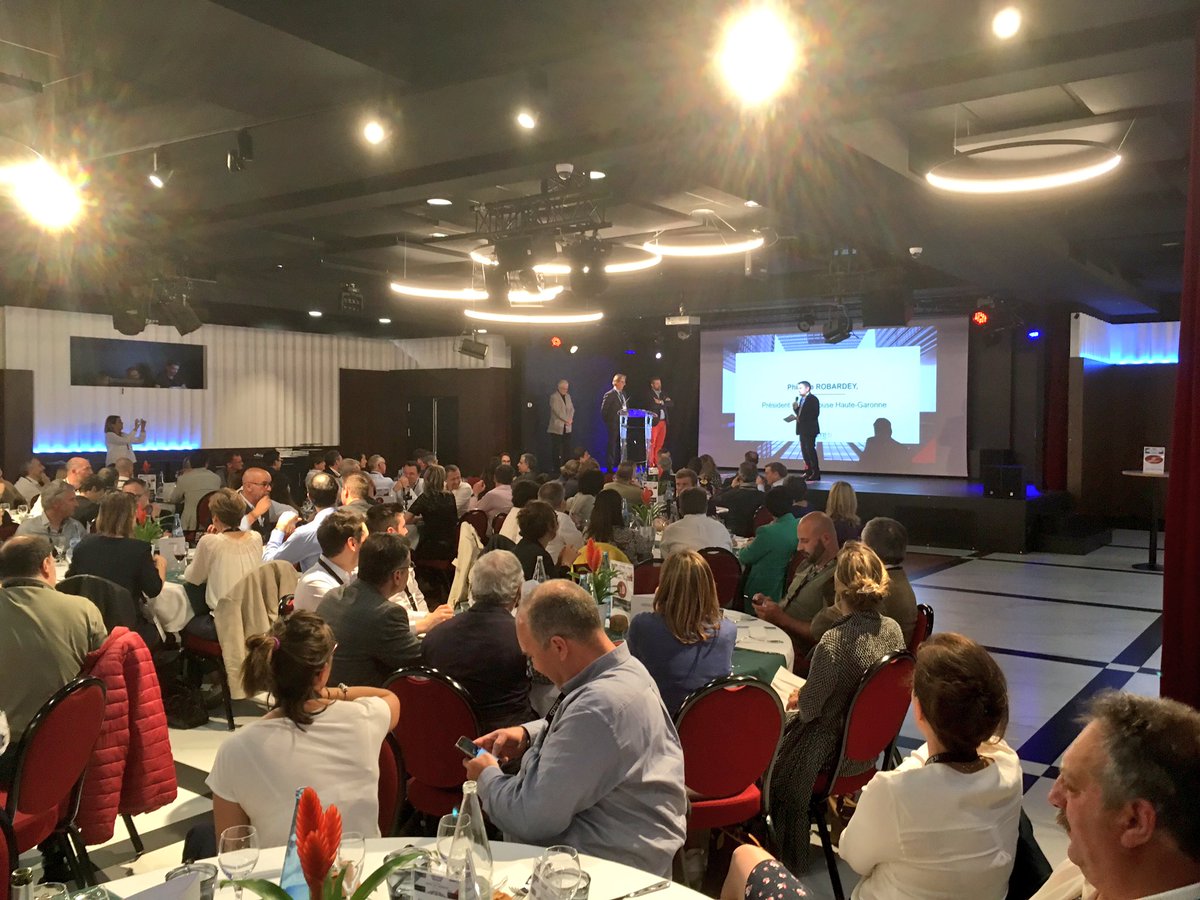 Nico_Poux's tweet photo. La @cpme31 est fière de ses mandataires 💪🏻🤘🤝 #soireeDesMandats #PME #Engagement https://t.co/CdvHMLyNw2