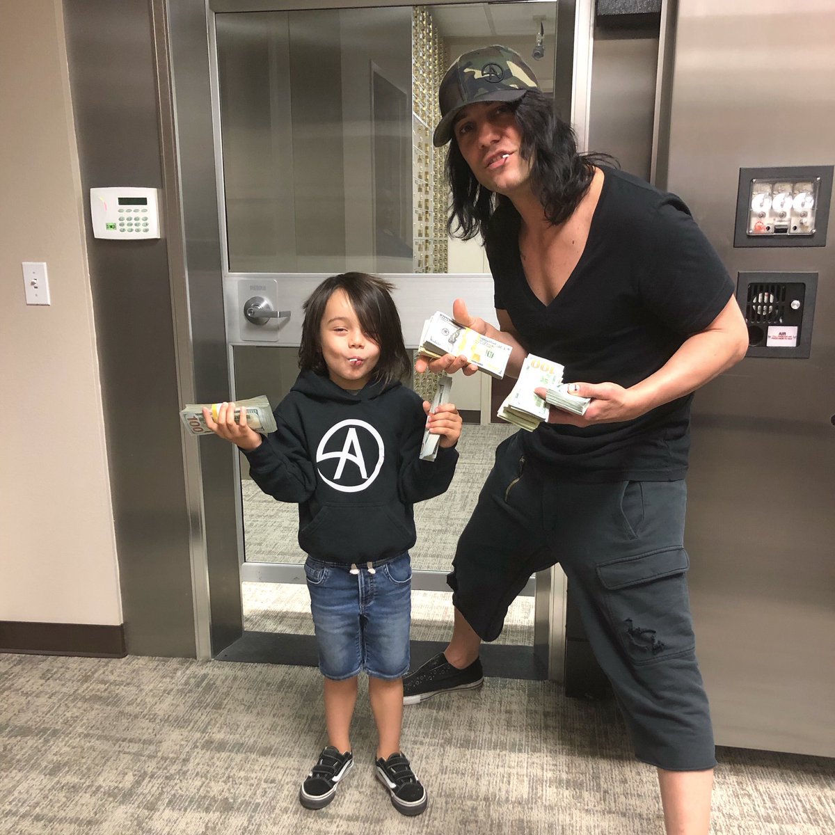 Criss Angel on X: The #heist ... 💰💰💰 t.cosLxRNgepSp  X