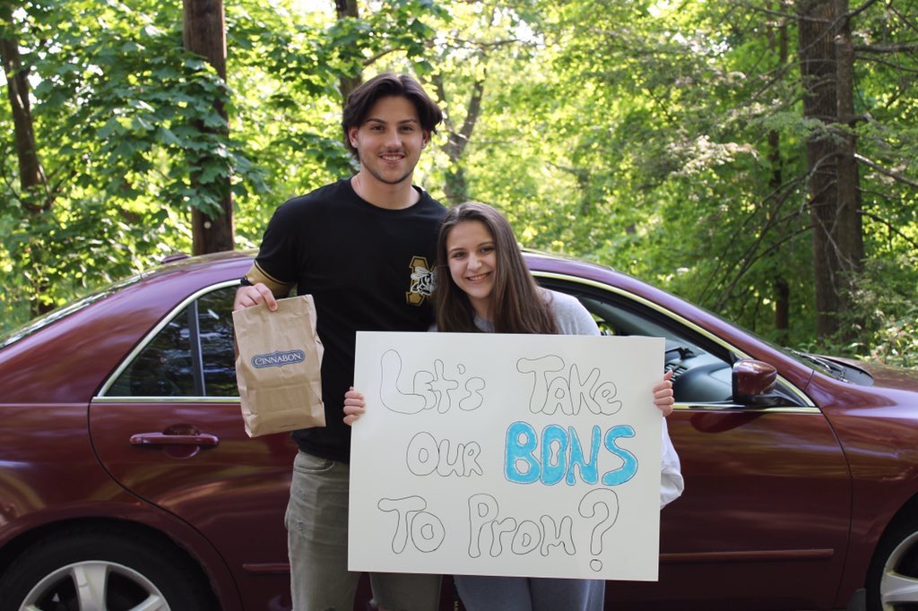 DHSPromposals's tweet photo. . @CzapJordan was the only “bun” @BigT1310 wanted for prom! https://t.co/5V9M1yiEN2