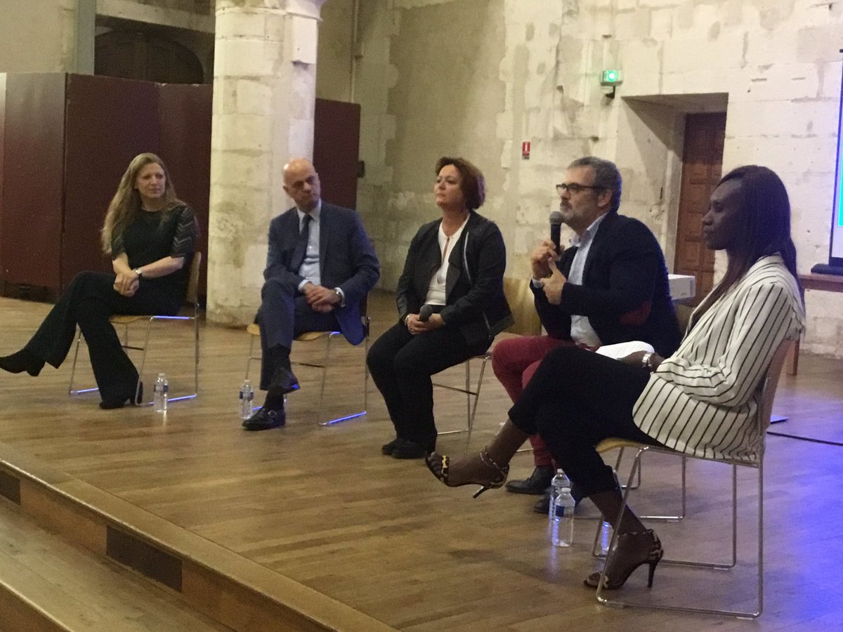 tchenneviere's tweet photo. J’assiste ce soir aux meeting organisé par @LaREM_17 pour les #Europennes2019 en présence du ministre de l’Education @jmblanquer et des colistières de @NathalieLoiseau sur la liste #Renaissance_UE , @Diadio_Dasylva @ilanacicurelrem . Merci à @Y_BIAR  pour cette initiative . https://t.co/OQaRS8mkRI