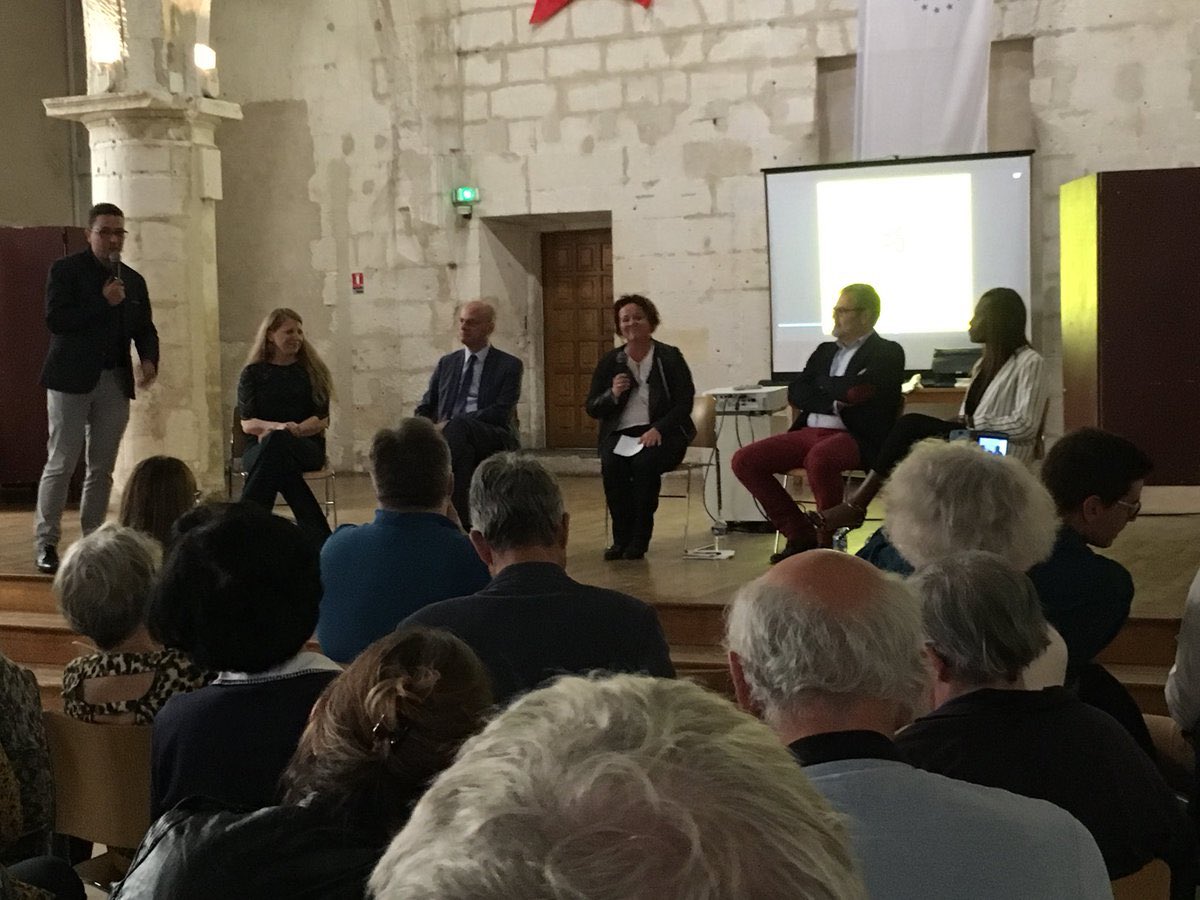 tchenneviere's tweet photo. J’assiste ce soir aux meeting organisé par @LaREM_17 pour les #Europennes2019 en présence du ministre de l’Education @jmblanquer et des colistières de @NathalieLoiseau sur la liste #Renaissance_UE , @Diadio_Dasylva @ilanacicurelrem . Merci à @Y_BIAR  pour cette initiative . https://t.co/OQaRS8mkRI