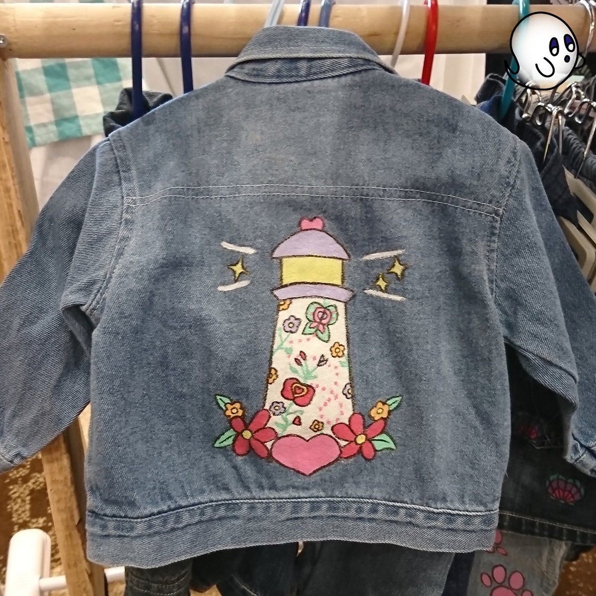 Glitter_Ghost_'s tweet image. Painted lighthouse denim jacket. Size child's 2t for $25 CAD. Open to custom orders! This jacket is available in the shop, link in bio or contact to purchase. 💜

#paintedjean #paintedjacket #painteddenim #summerjacket #kidjacket #reworkedclothing #reworkeddenim #reworkedjean