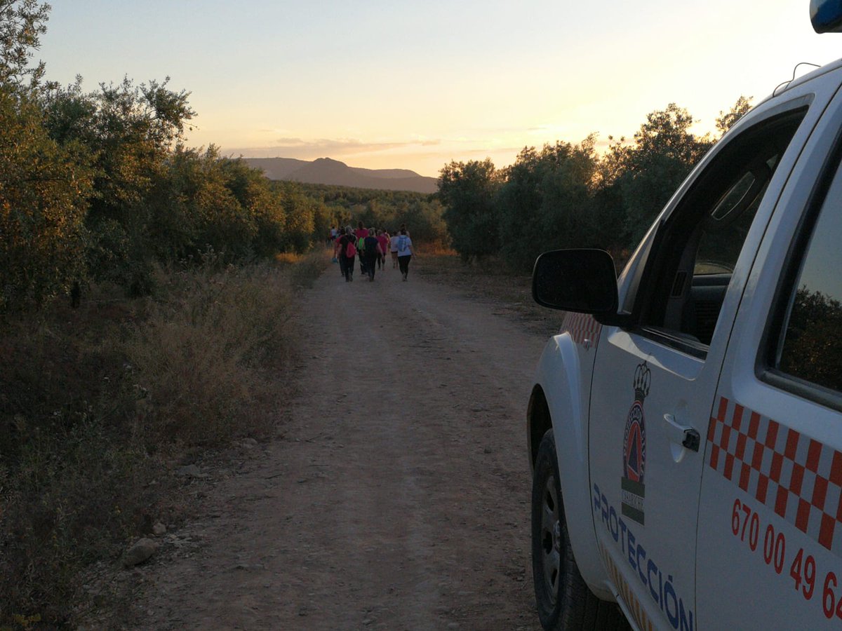 pccasariche's tweet photo. Una vez más, #ProtecciónCivil de #Casariche acompaña a nuestro vecinos senderistas, una ruta más segura, la cual acabó sin ninguna incidencia, siendo este nuestro principal objetivo. En esta ocasión recibimos en agradecimiento una placa en mosaico, gracias. @aytocasariche. https://t.co/dHI0Oa3SY0