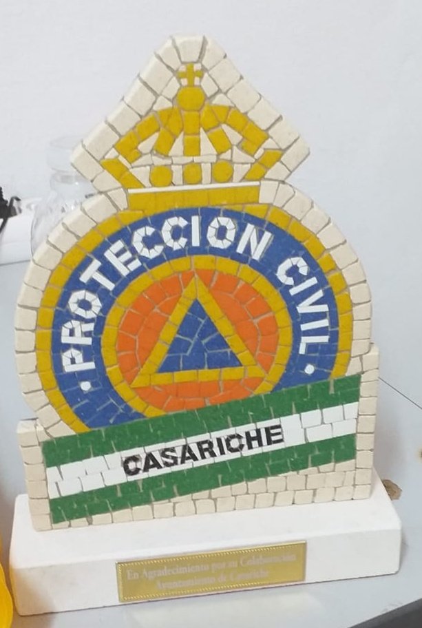 pccasariche's tweet photo. Una vez más, #ProtecciónCivil de #Casariche acompaña a nuestro vecinos senderistas, una ruta más segura, la cual acabó sin ninguna incidencia, siendo este nuestro principal objetivo. En esta ocasión recibimos en agradecimiento una placa en mosaico, gracias. @aytocasariche. https://t.co/dHI0Oa3SY0