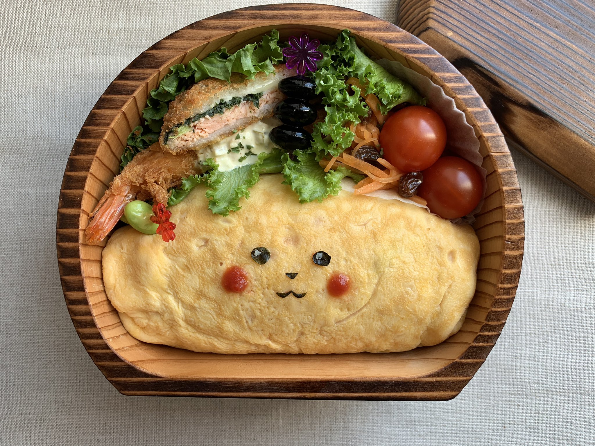 にこ Twitter પર 今日の娘弁当 オムライス弁当 久しぶりのオムライス弁当 ついキャラ弁に M ピカチュウオムライス 2年ぶりでした 笑 オムライス エビフライ チーズとほうれん草のサーモンフライ キャロットラペ プチトマト 黒豆串と枝豆串 お弁当