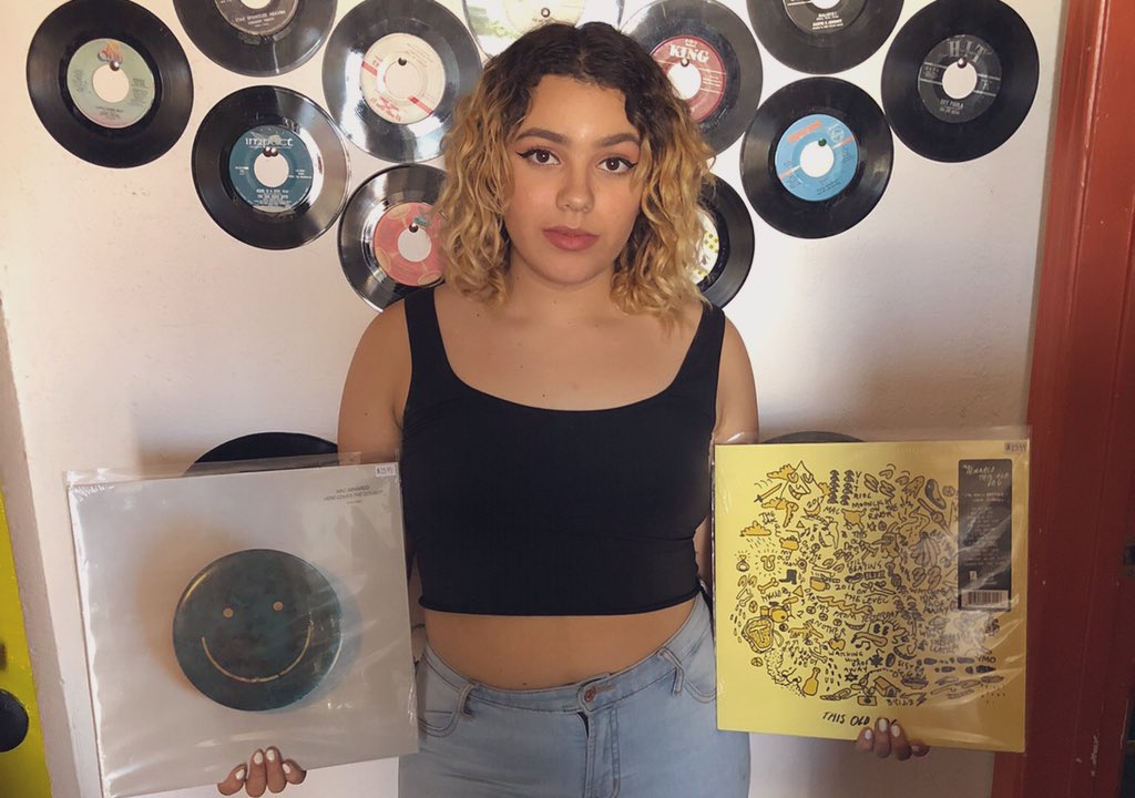EyeconikRecords's tweet photo. Eyeconik Destine showing off This Old Dog And Here Comes the Cowboy by Mac Demarco on vinyl💚
Both available in store right now!
•
•
•
•
#eyeconik #eyeconikrecords #vinyl #vinylrecords #vinylcollections #newvinyl #vinyladdict #recordstore #recordshop #macdemarco https://t.co/cb6OHiRAFG