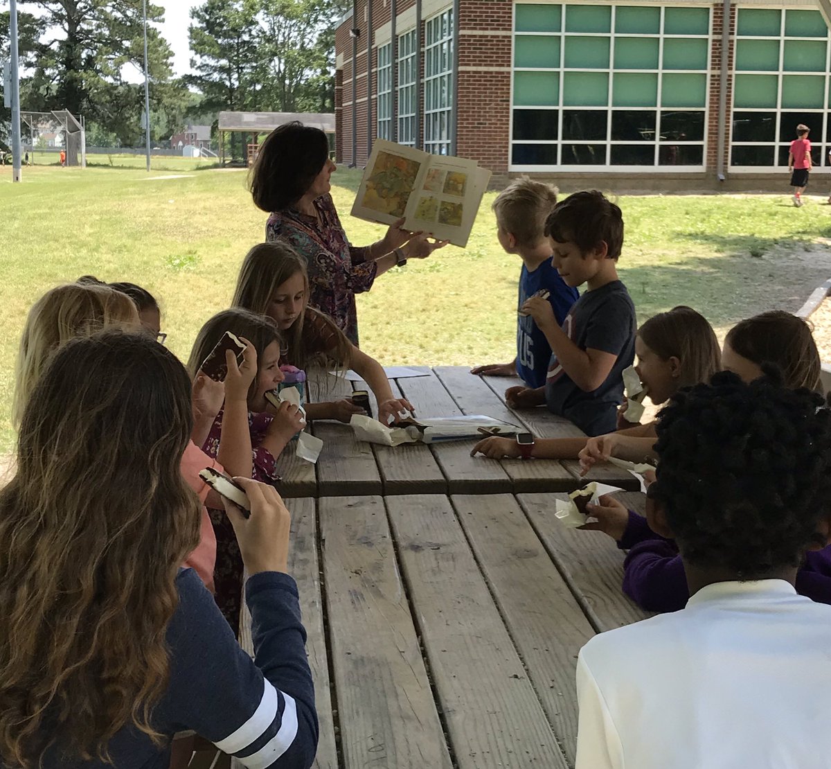 panthereader's tweet photo. Spring! Story time outside.  #Currituckk12 @MoyockP https://t.co/CAxlr65wyC