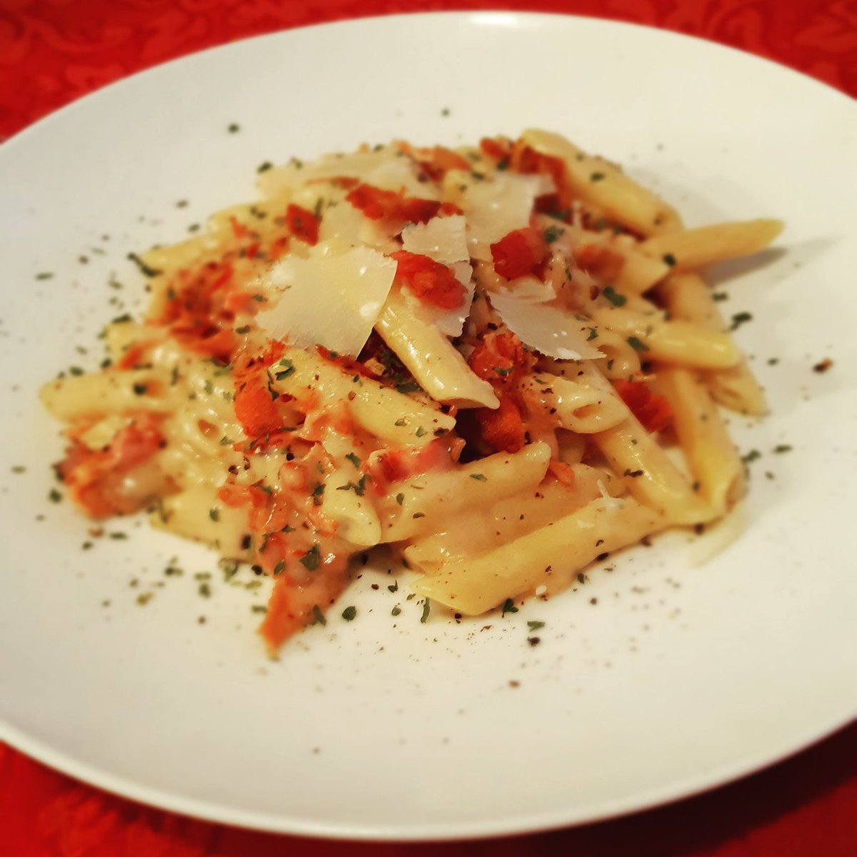 Alfredo and Roasted Garlic with Bacon and Penne Pasta #penne #alfredosauce #garlic #bacon #baconmakeseverythingbetter #redpepperflakes #crackedpepper #parmesancheese #parsley #homecooking #homechef #chefathome #mykitchen #myhappyplace #goodeats #tastythursday #simplydelicious