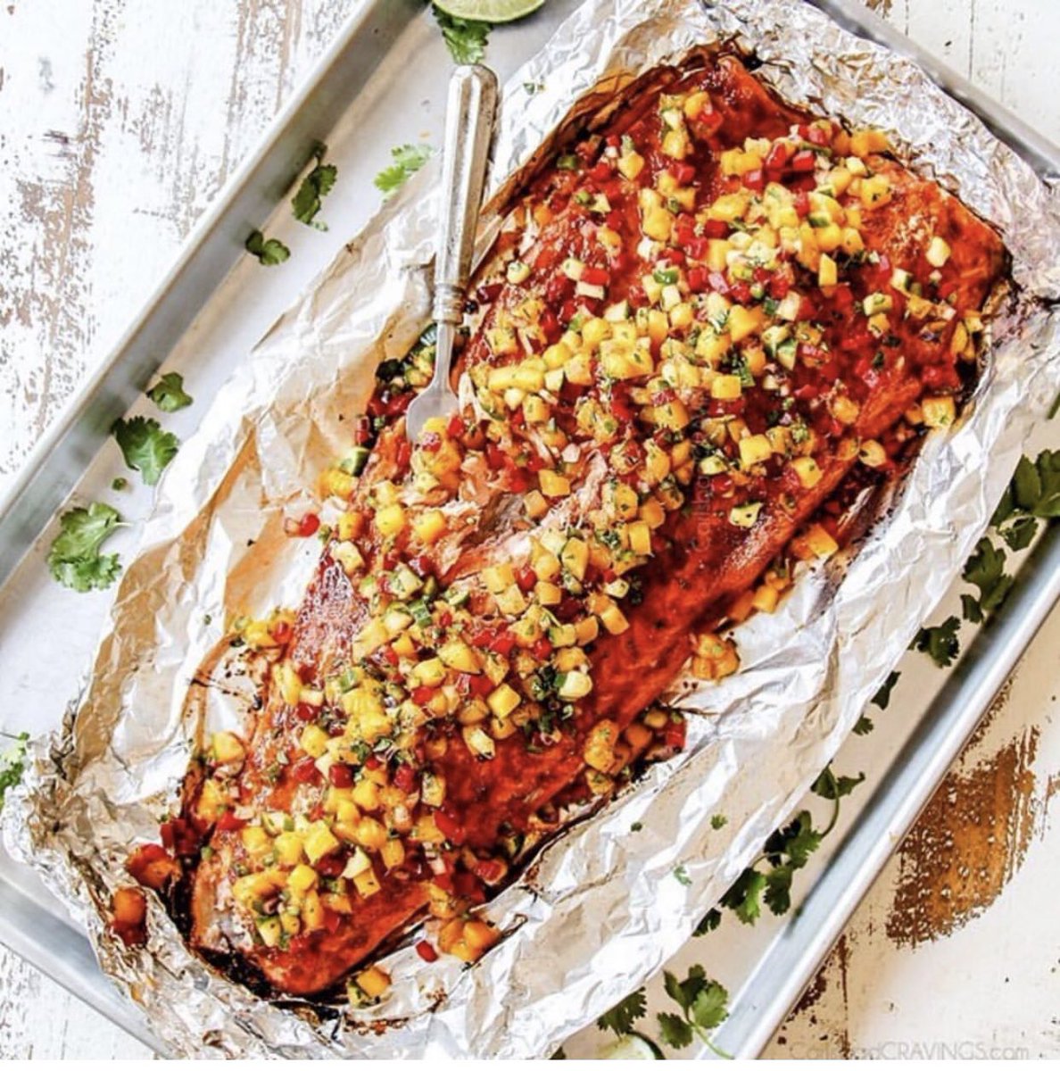 Memorial Day weekend is coming up and this Chipotle Salmon with mango salsa by @carlsbadcravings is perfect for sharing at any bbq! 
Recipe: tinyurl.com/y4sb326j
#salmon #tcp #yum #bakedfood