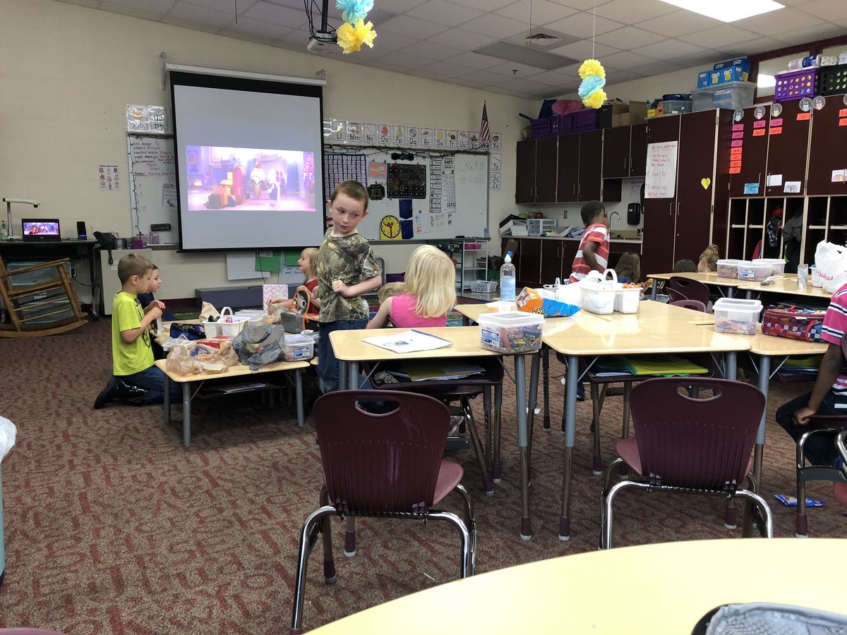 RamersFirsties's tweet photo. Classroom picnic ❤️ https://t.co/rGMACOTr9H
