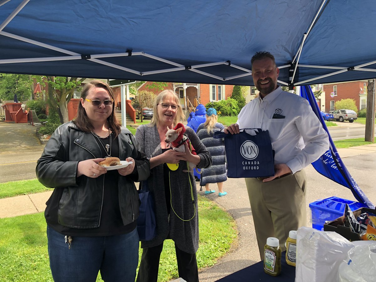 VONOxford's tweet photo. Had a great time at our #VONWeek2019 Community BBQ today!! All donations went to @VONSakuraHouse Residential Hospice.
Thanks Mayor @TrevorBirtch for celebrating with us!
#VONProud π https://t.co/AAhDkMETnK