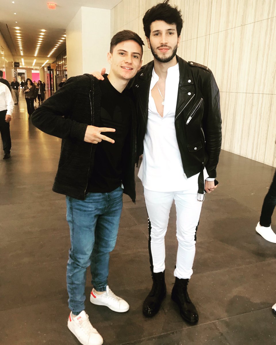 DvsantiDv's tweet photo. @DvsantiDv #nohaynadiemas que haga su #fantasia realidad de #love como #cristina 😅 #magia de #colombia en #nyc 🇨🇴🗽👊🏻🎶
#gracias @SebastianYatra ✨ https://t.co/jKiYAyPcy7