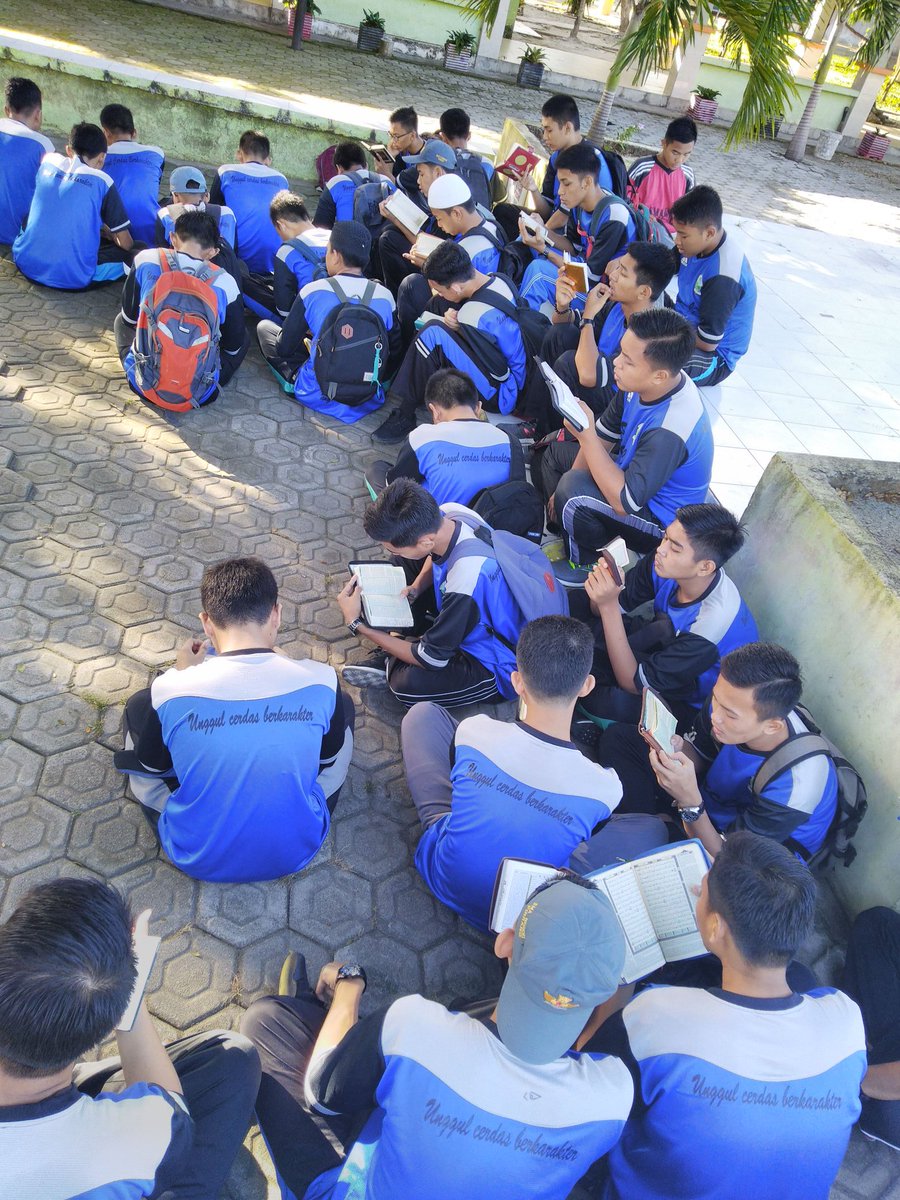 sman11pinrang's tweet photo. Jum'at pagi ini, diisi dengan mengaji, kesempatan mengkhatamkan Al-Qur'an. https://t.co/kdacsf6a3M