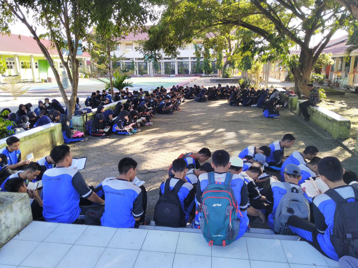 sman11pinrang's tweet photo. Jum'at pagi ini, diisi dengan mengaji, kesempatan mengkhatamkan Al-Qur'an. https://t.co/kdacsf6a3M
