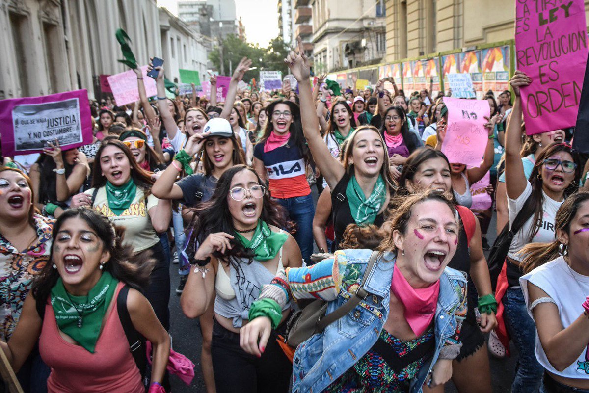 Meme_Meier's tweet photo. Vos tan paz y orden.
Yo tan gritos y rebeldia. 
💚❤💚❤💚❤💚❤💚❤ https://t.co/oJ3qLtelV0