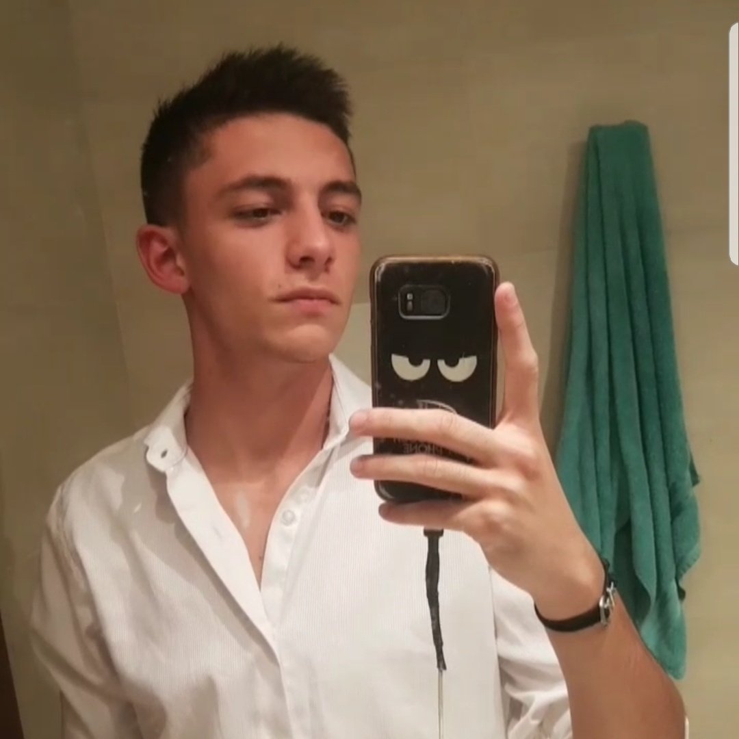 #NuevaFotoDePerfil
Cualquiera el cargador y la toalla 😂