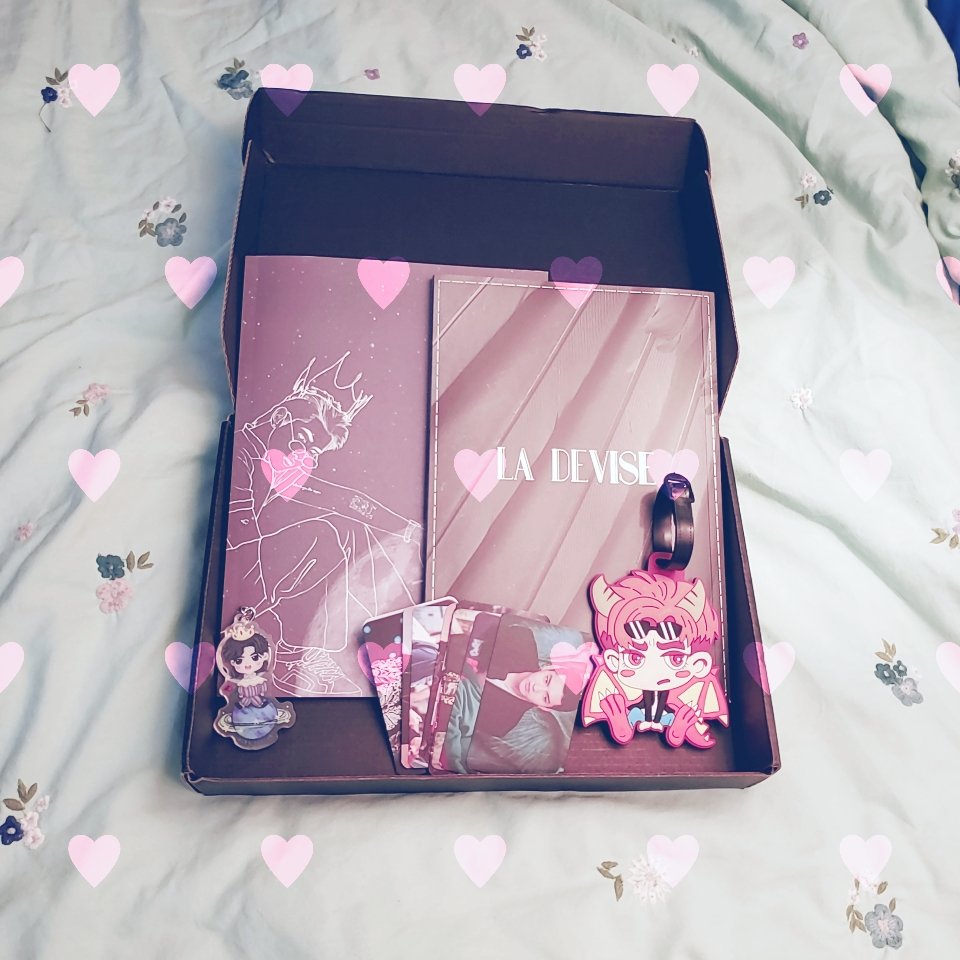 hatawa_'s tweet photo. @cpopgos finally got this beautiful set in the mail!! thanks so much 💕😭 #cgproofs https://t.co/qOScdQN0Jj