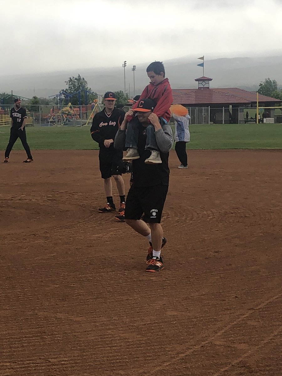therealslo1's tweet photo. @CowleyCollege @joshbortka @lilgonzo09 with Isabella @CarsonSader11 @parker_dunn11 and there buddy Vincent another amazing time with @GJChallenger A rainy day couldn’t damper the spirits of these players 🤗😉 https://t.co/PBKR5ftSwh