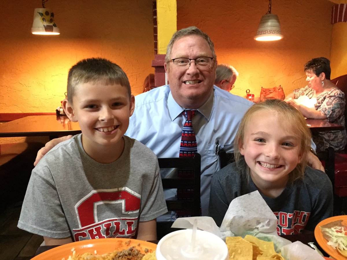 Egotthornets's tweet photo. Huge shout out to Investor’s Community Bank!  These kiddos finished all of their ELA and math Blue Ribbons on Study Island.  That means they answered at least 780 questions correctly!  Awesome goal!  Awesome accomplishment! Thanks for lunch! https://t.co/78tByXg3ih