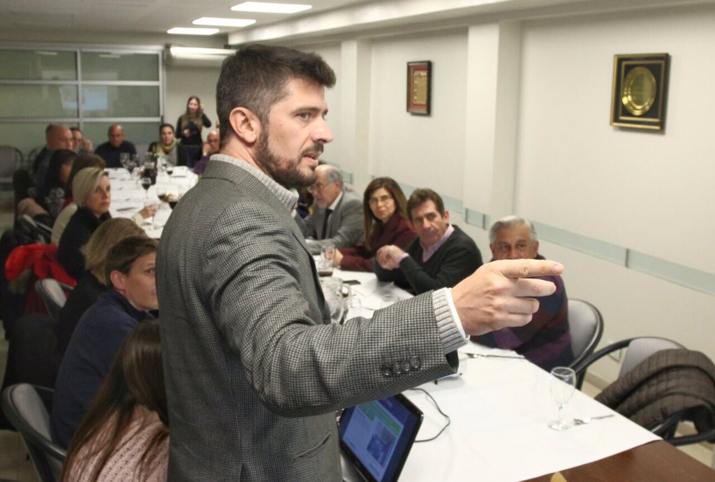 PrensaTucTur's tweet photo. El pdte. @SebaGiobellina expone ante la @camtucuman sobre el nuevo crédito del @GobiernoTucuman y el Consejo Federal de Inversiones que beneficiará a emprendedores turísticos. https://t.co/teHnzPj7YL