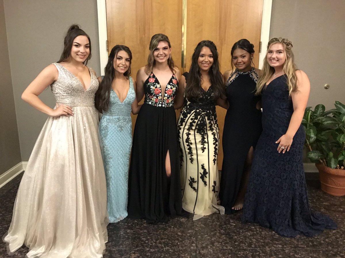 Wishing a BIG happy prom night to our beautiful junior and senior cheerleaders! Enjoy your night 🎉🎀