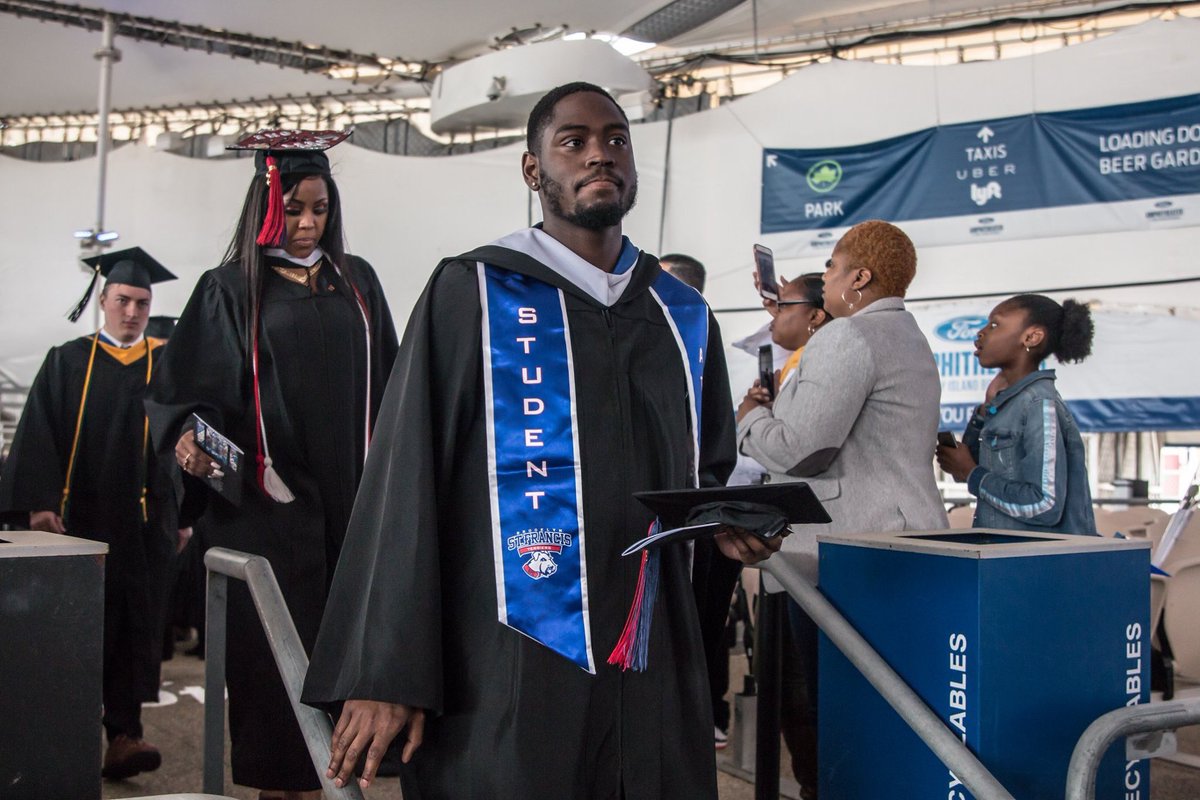 SFBKTerriers's tweet photo. Some graduation 📸
#BrooklynTough | #gradonthebeach https://t.co/Uqxs1oy3sa