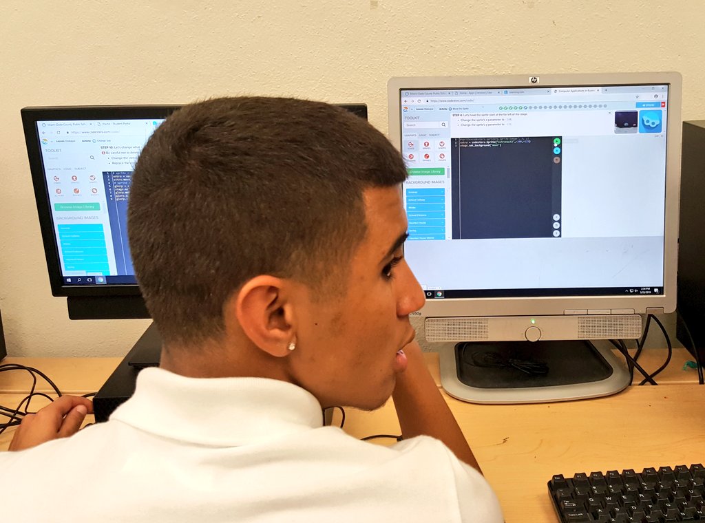 MDCPSSTEAM's tweet photo. Thank you @RedlandRoyals for hosting the #MDCSPSSTEM team today. #coding https://t.co/gKbP598AxP