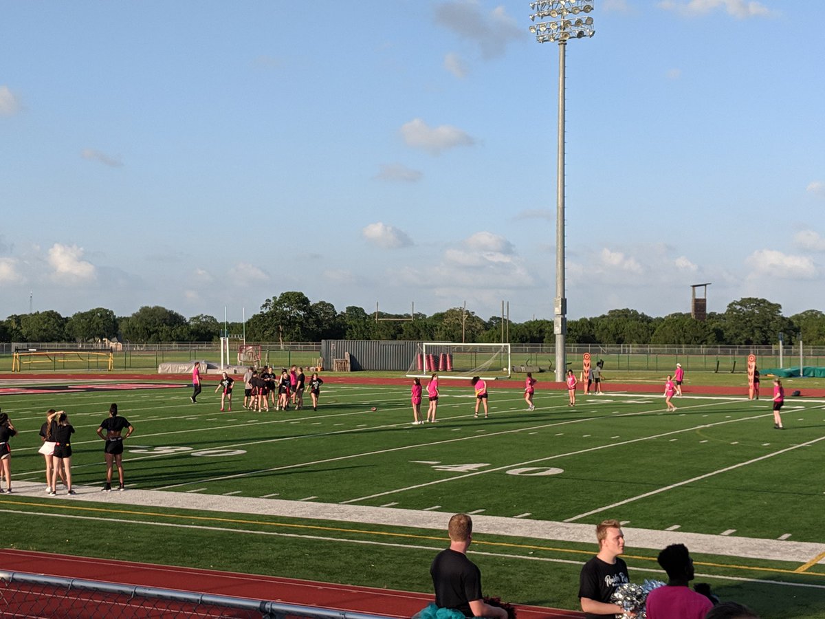 VR_POWDERPUFF's tweet photo. Juniors up by 6 at the half. https://t.co/T9hoxv678n