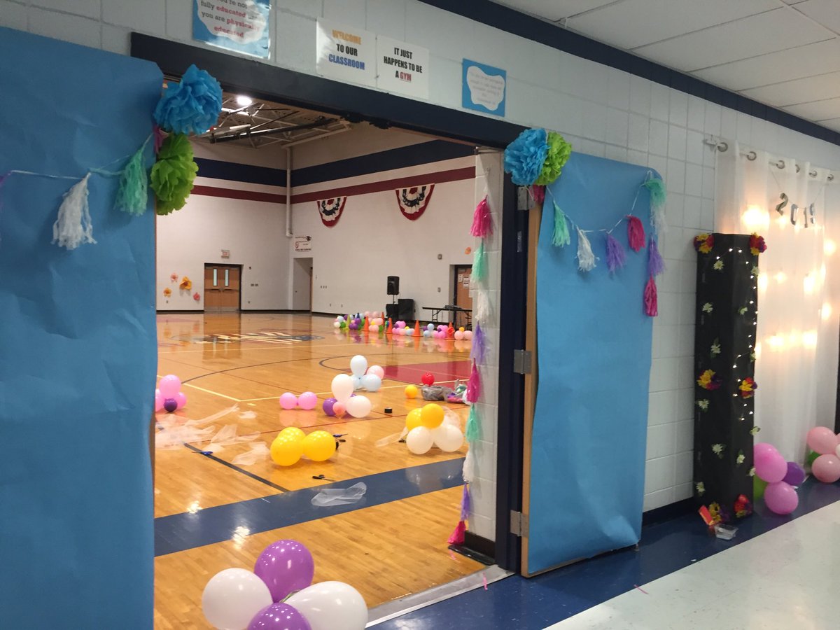 NancyMelonas's tweet photo. Springtime in Paris @ SMMS this evening.  Thank you Ms. Chapman and Mrs. Vass!! The school looks beautiful for the dance!#Destination:Success https://t.co/nBVTXo1YoH