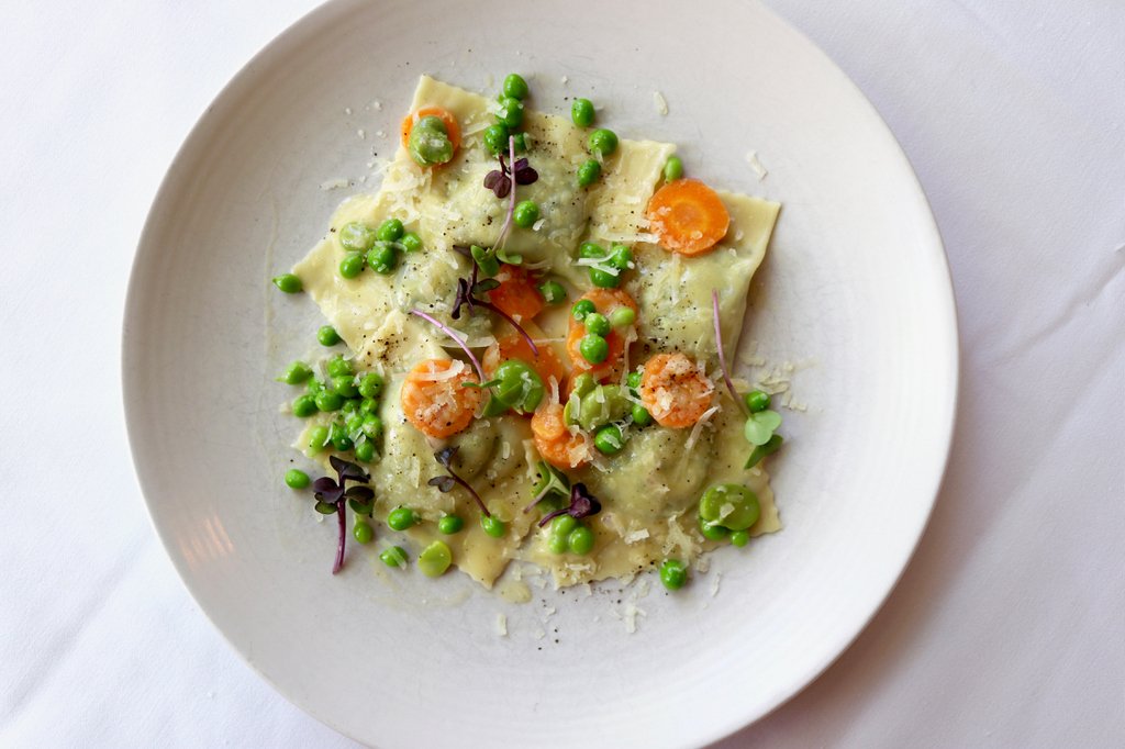sac_waterboy's tweet image. That Spring Thing, all dressed up on our delicious housemade ravioli. 📸: Ricotta Ravioli with Favas, Spring Peas, Carrots, Heidi's Little Greens, Sheep's Milk Cheese &amp;amp; Butter Sauce #SpringVeggies #MidtownSac #SacWaterboy #Local