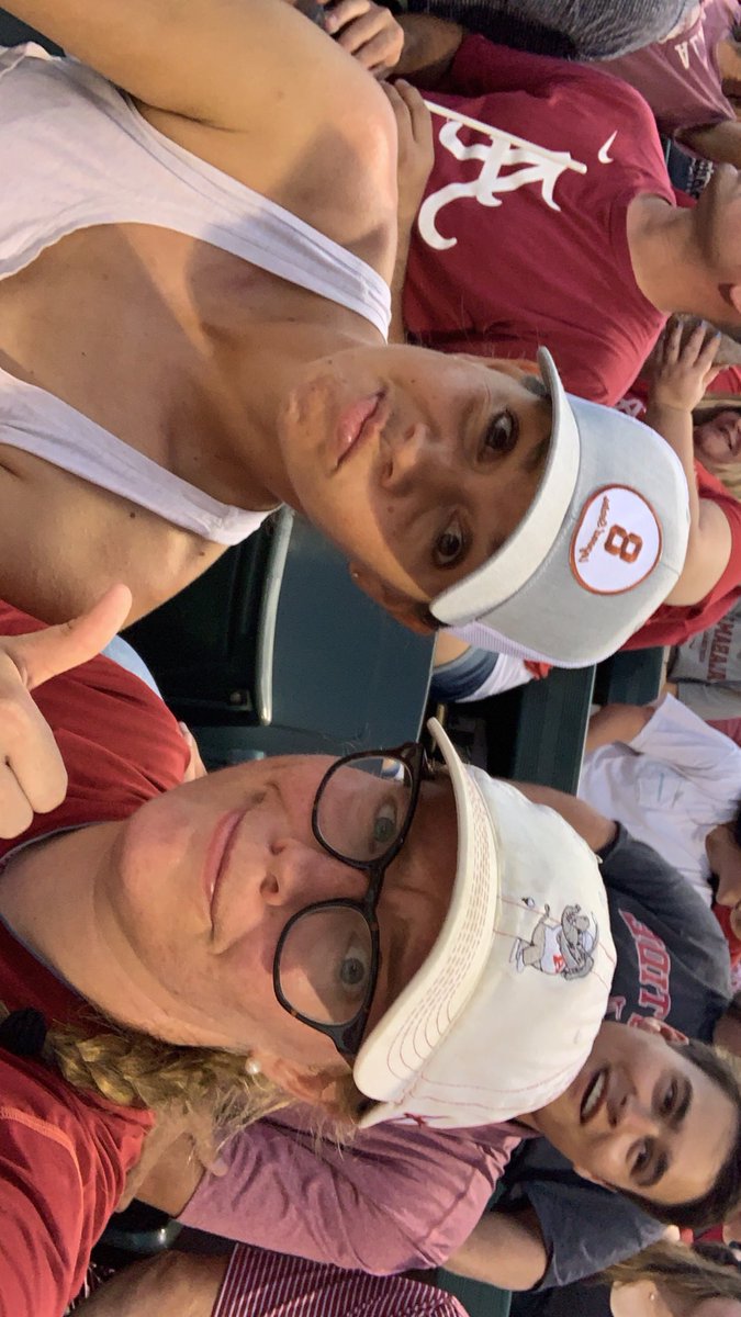 emilypitek's tweet photo. HOW LONG DOES SHE SIT BY ME? @catosterman 👊🏻👊🏻👊🏻 https://t.co/2LUwSwis3F