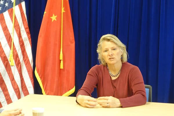注意这个董云裳。在美国国务院工作了三十年的董云裳担任过的最高职务是川普任命她为负责东亚事务的助理国务卿，去年7月退休。董云裳退休后一直活跃在中美两国，被中共封为“汉学家”。5月初董云裳去了趟北京，上周又去了趟上海。今天美国媒体报道，董云裳给中共支招：贸易问题拖过川普本届任期再谈。
