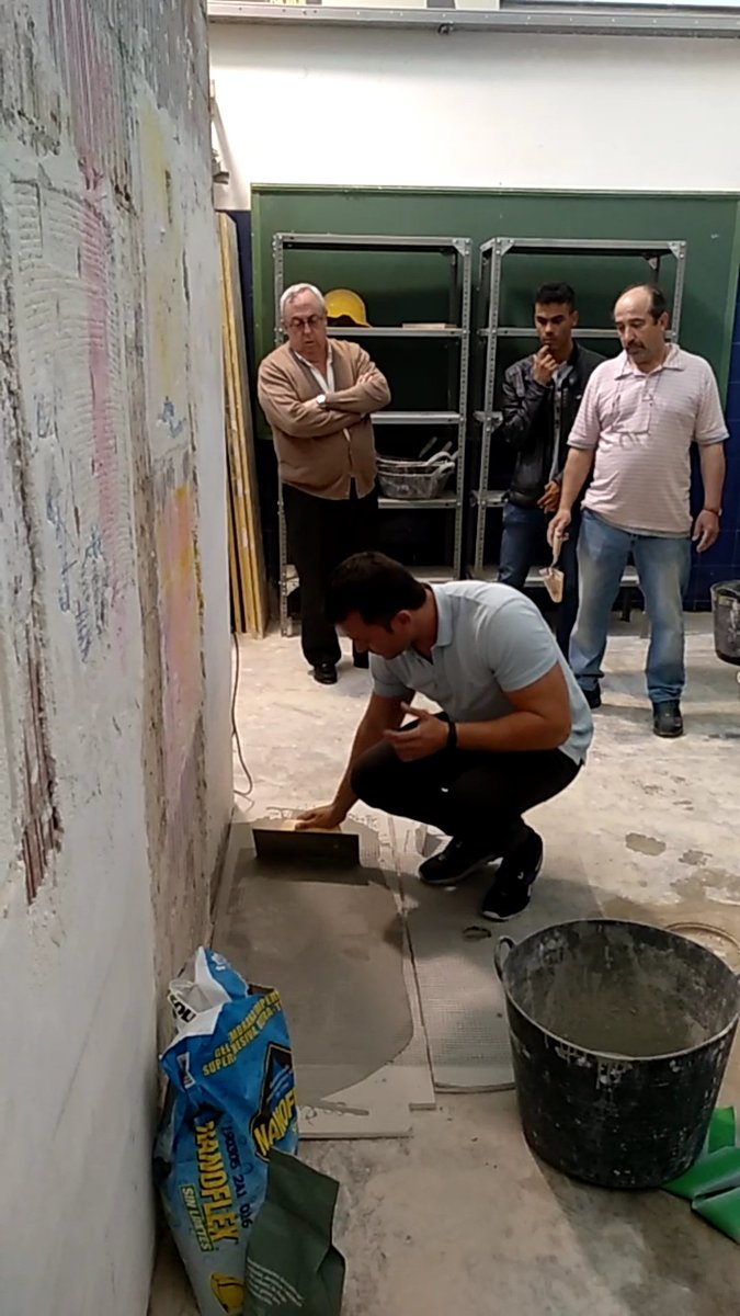 joasancam's tweet photo. Teorico-Practica Laminados Kerakoll pare el ciclo grado medio de obras de interior decoración y rehabilitación y al grado superior de proyectos de construcción en La Ciutat de L'aprenen.
#kerakoll
#NanoflexSinLimites
#cipfpciutatdelaprent #projectesedificacio
#aprenetedificacio https://t.co/DUdWsDdPHo