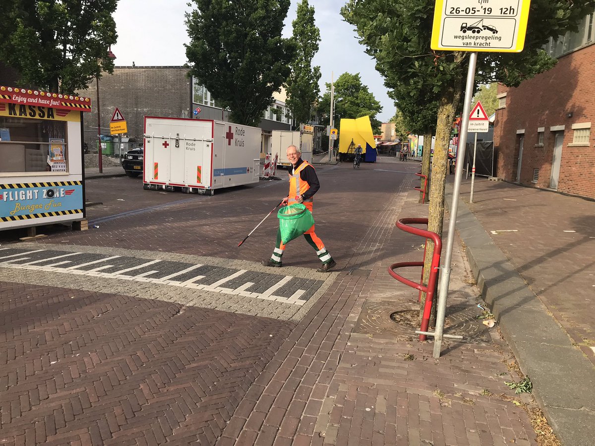 Parijse taferelen in #Bodegraven voor dag en dauw de straten schoon <a href="/HvHGouda/">Henri uit Gouda</a>