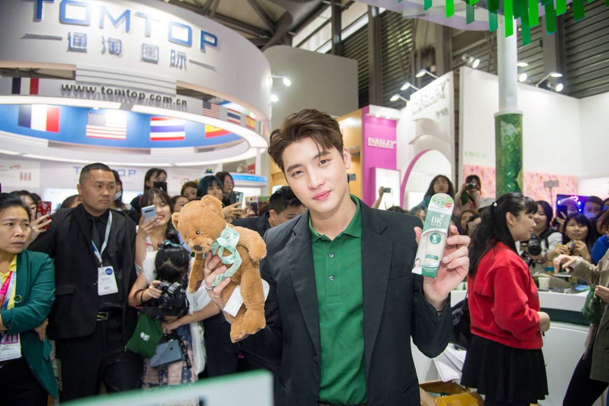 ดังกระหึ่มถึงแดนมังกร สำหรับ 2 นักแสดงไทย "มีน-พีรวิชญ์" และ "เซ้นต์-ศุภพงษ์" หลังบินไปร่วมแสดงความยินดีกับการเปิดตัวแบรนด์ "BK Acne" เป็นครั้งแรกที่งาน "China Beauty Expo’ 2019" ณ นครเซี่ยงไฮ้ ประเทศจีน จนได้ผลตอบรับดีเกินคาด #MeanPhiravich #Saint_sup