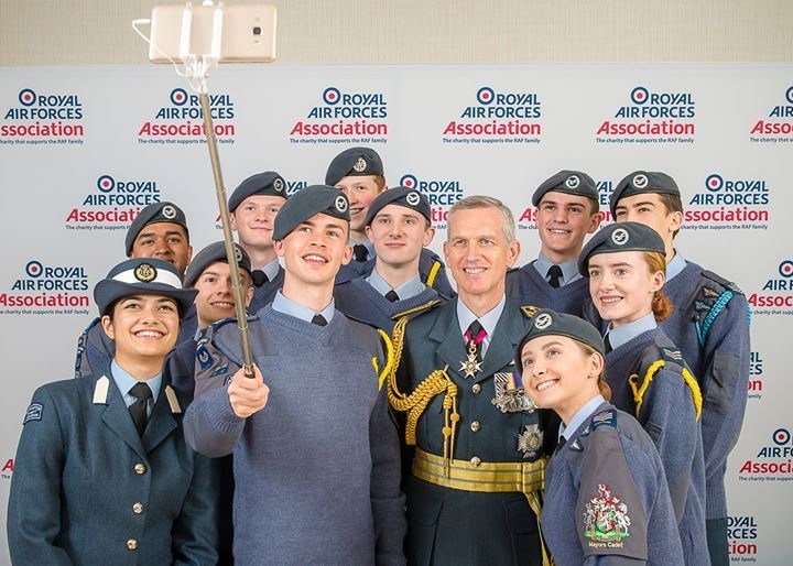 WellesbourneAi1's tweet photo. Air chief Marshall Sir Stephen Hillier and the cadets with scholarships at Wellesbourne Airfield 😁 https://t.co/8Cw8SI6Wzs https://t.co/MFTuFlZaXu
